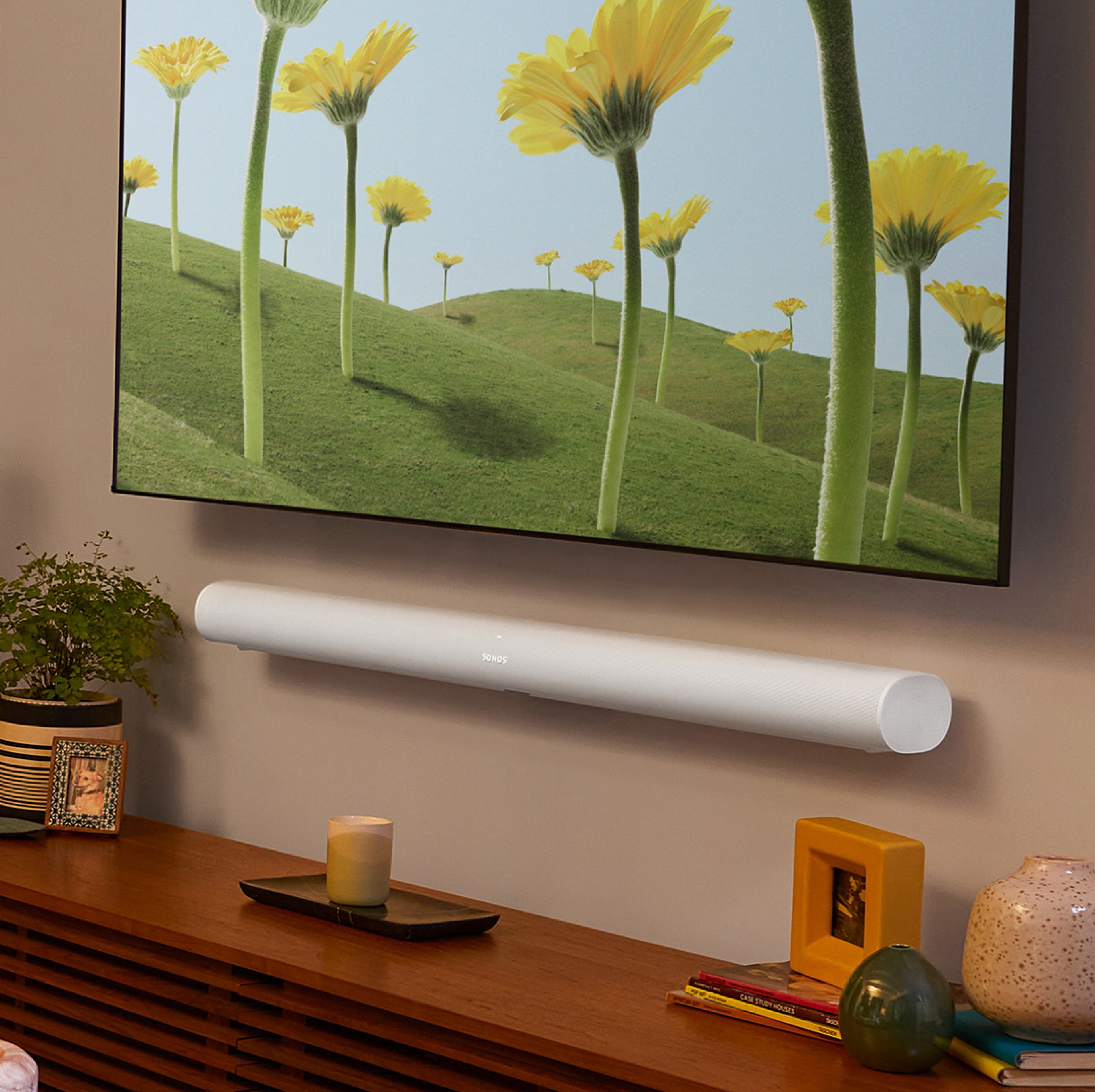 Sonos Arc en blanco en soporte de pared bajo una TV