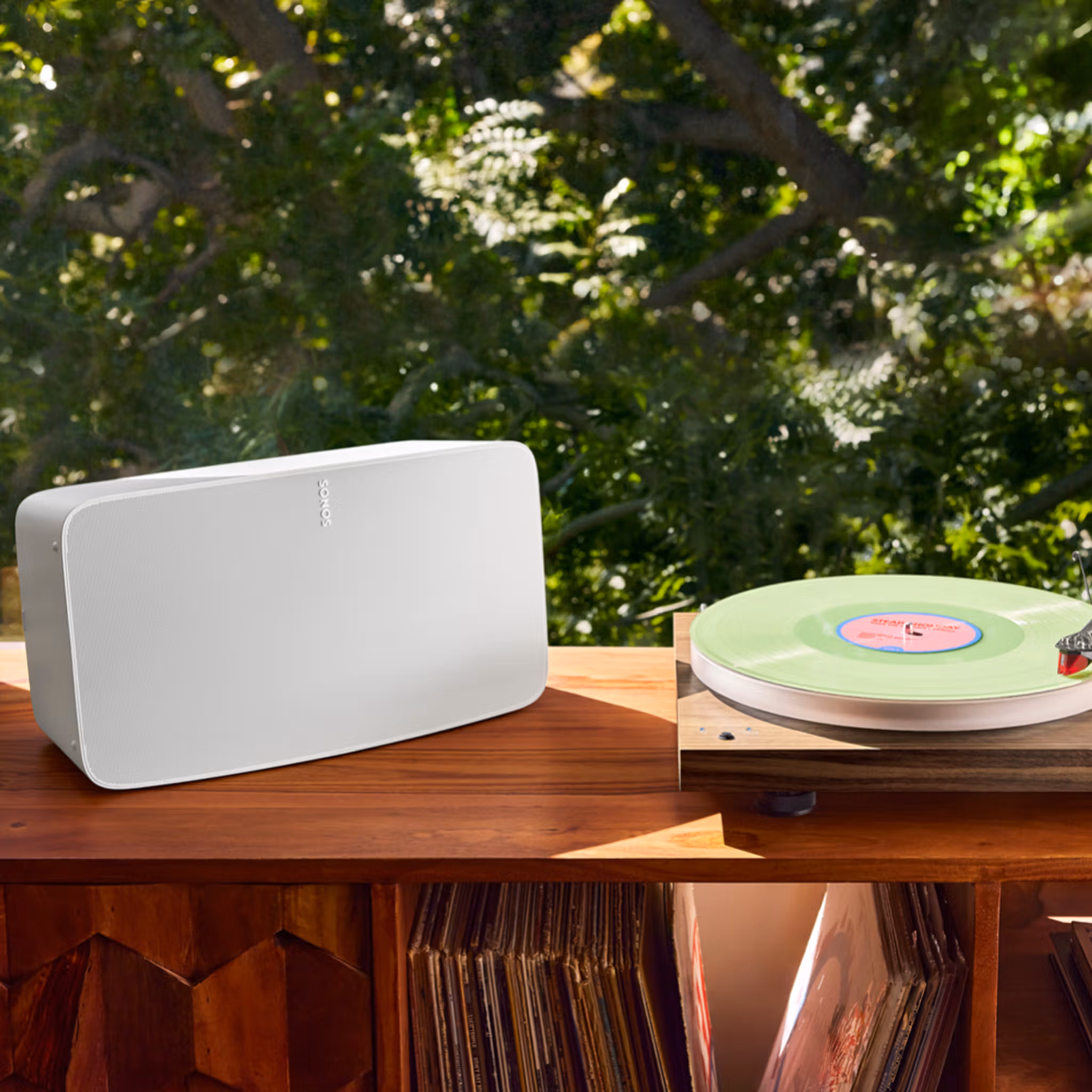 Un Sonos Five al lado de un tocadiscos