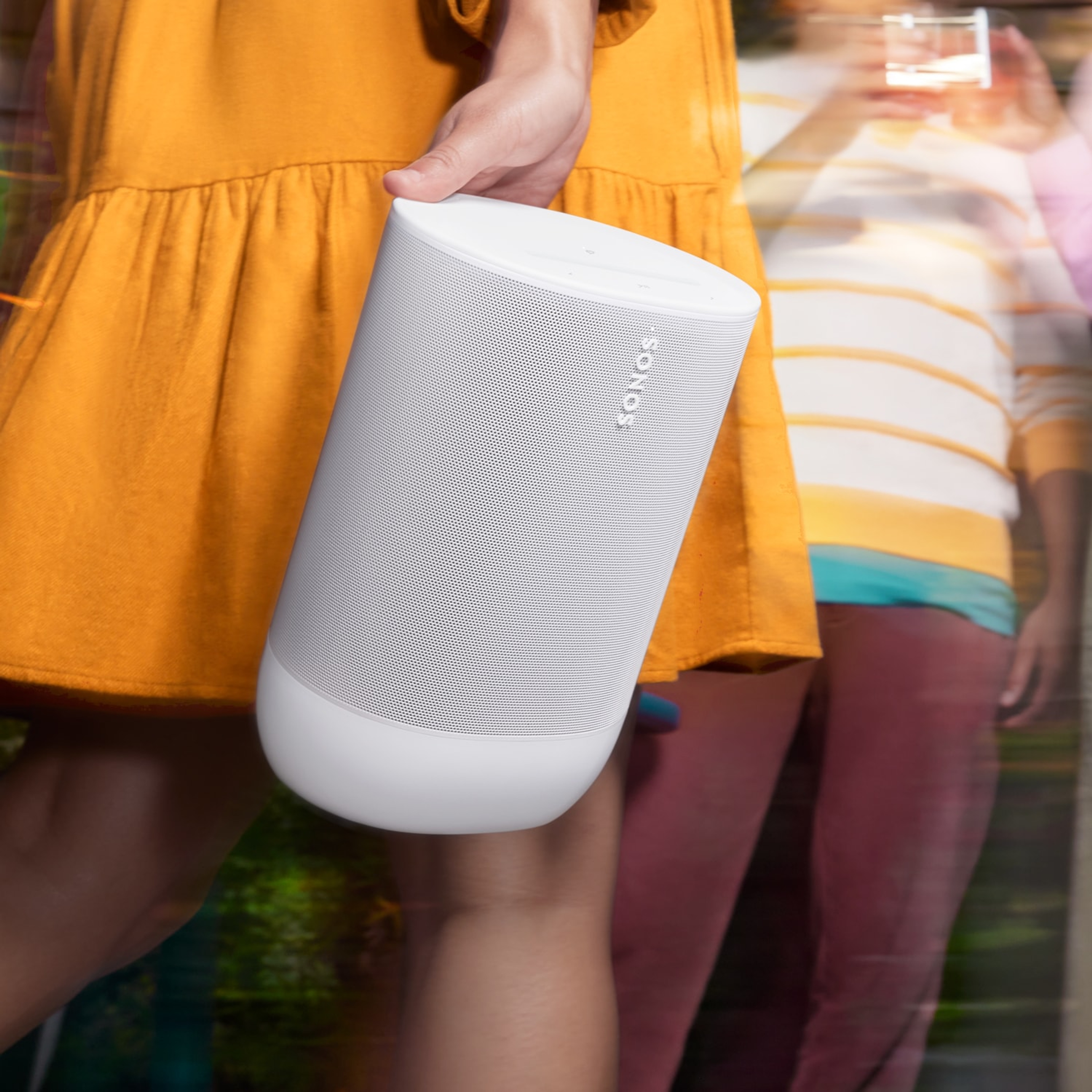 Animation eines Sonos Move 2 in Weiß in einer Hand