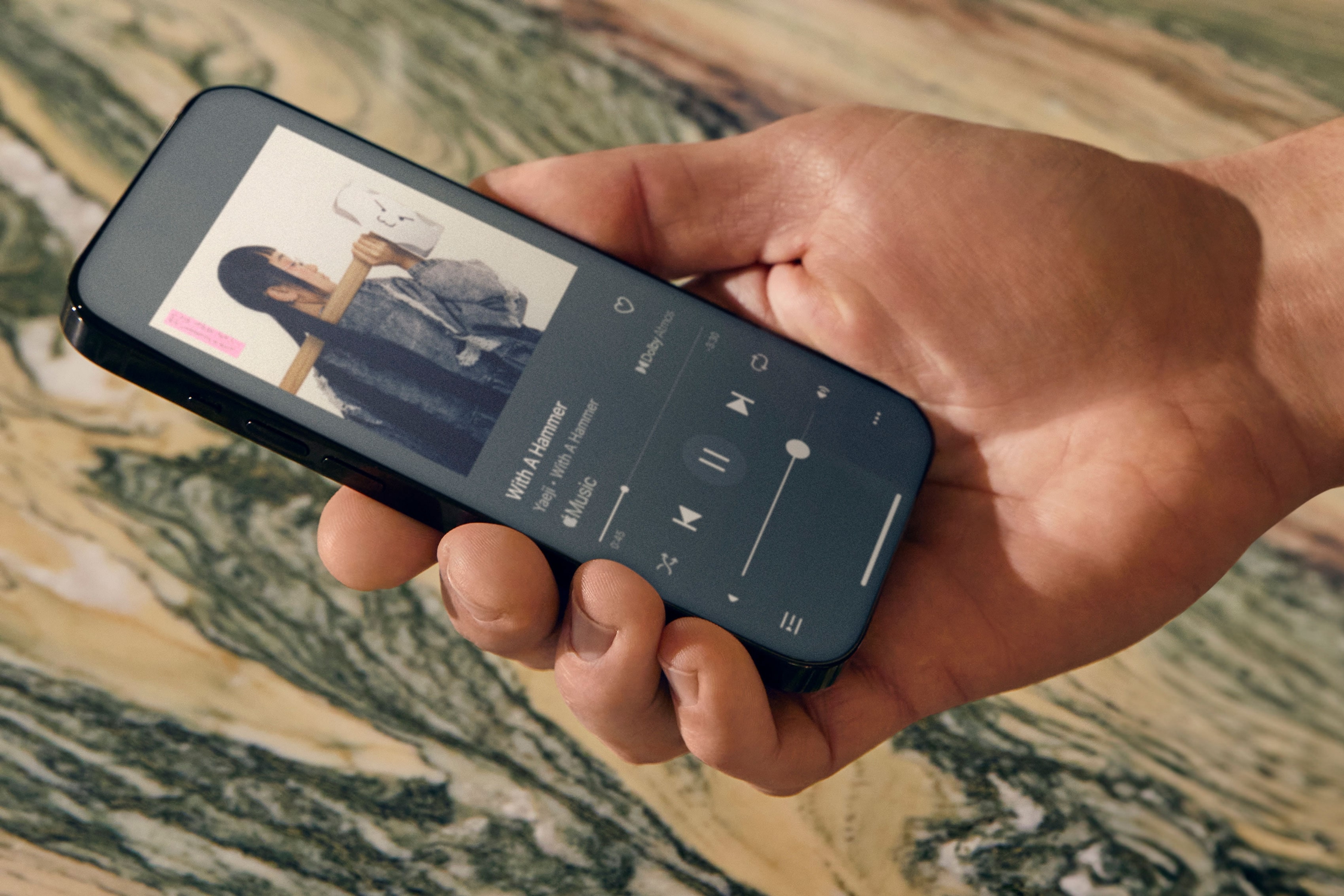 Una persona usando la app Sonos