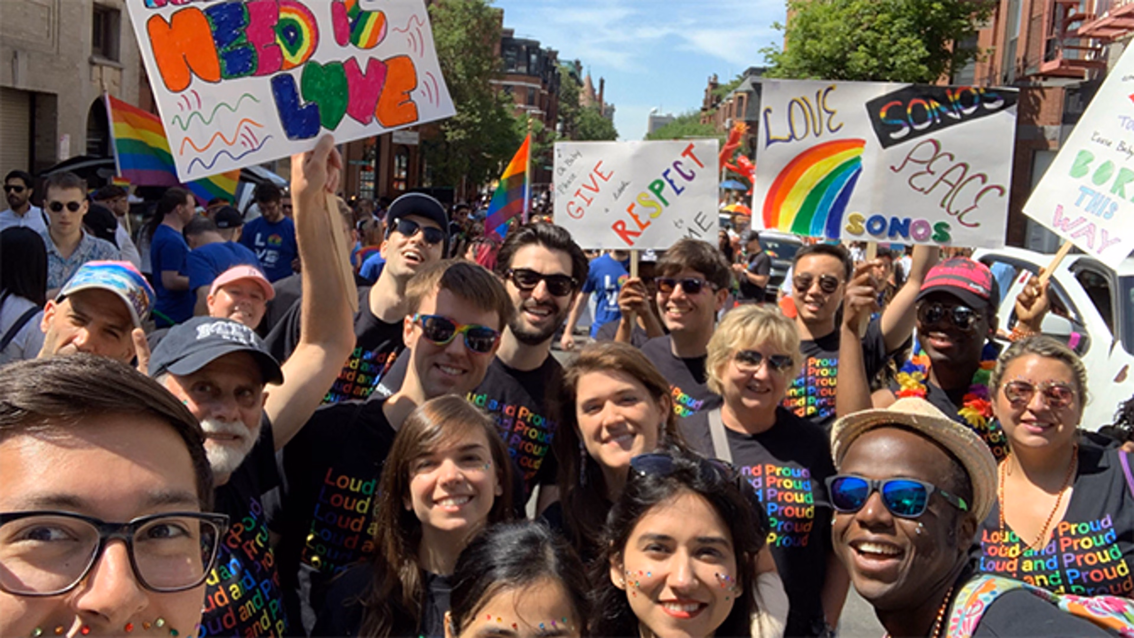 Des employés Sonos lors d'un événement Pride