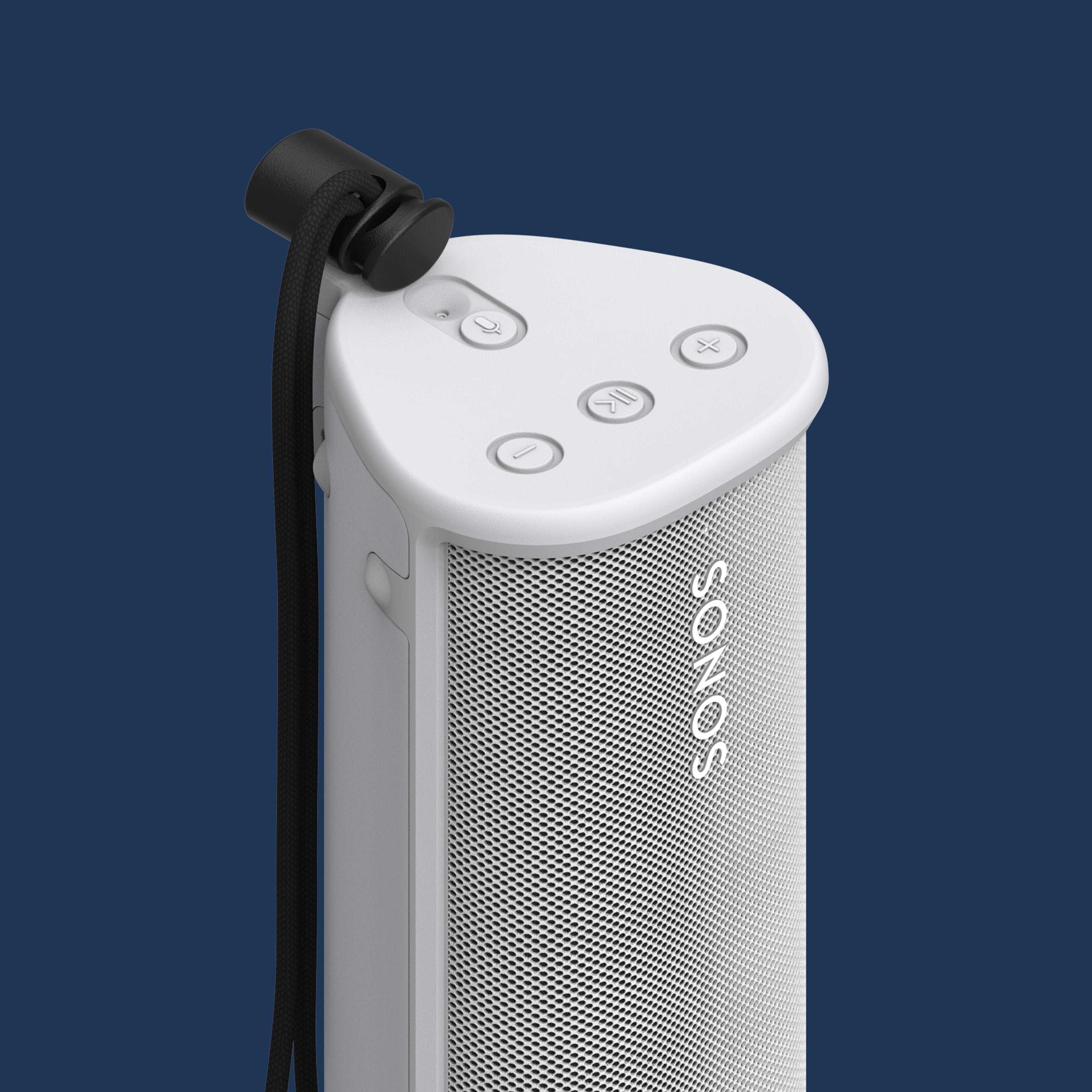 Bild einer OtterBox Tragetasche für Sonos Roam in Weiß mit einem Sonos Roam in Weiß vor einem blauen Hintergrund