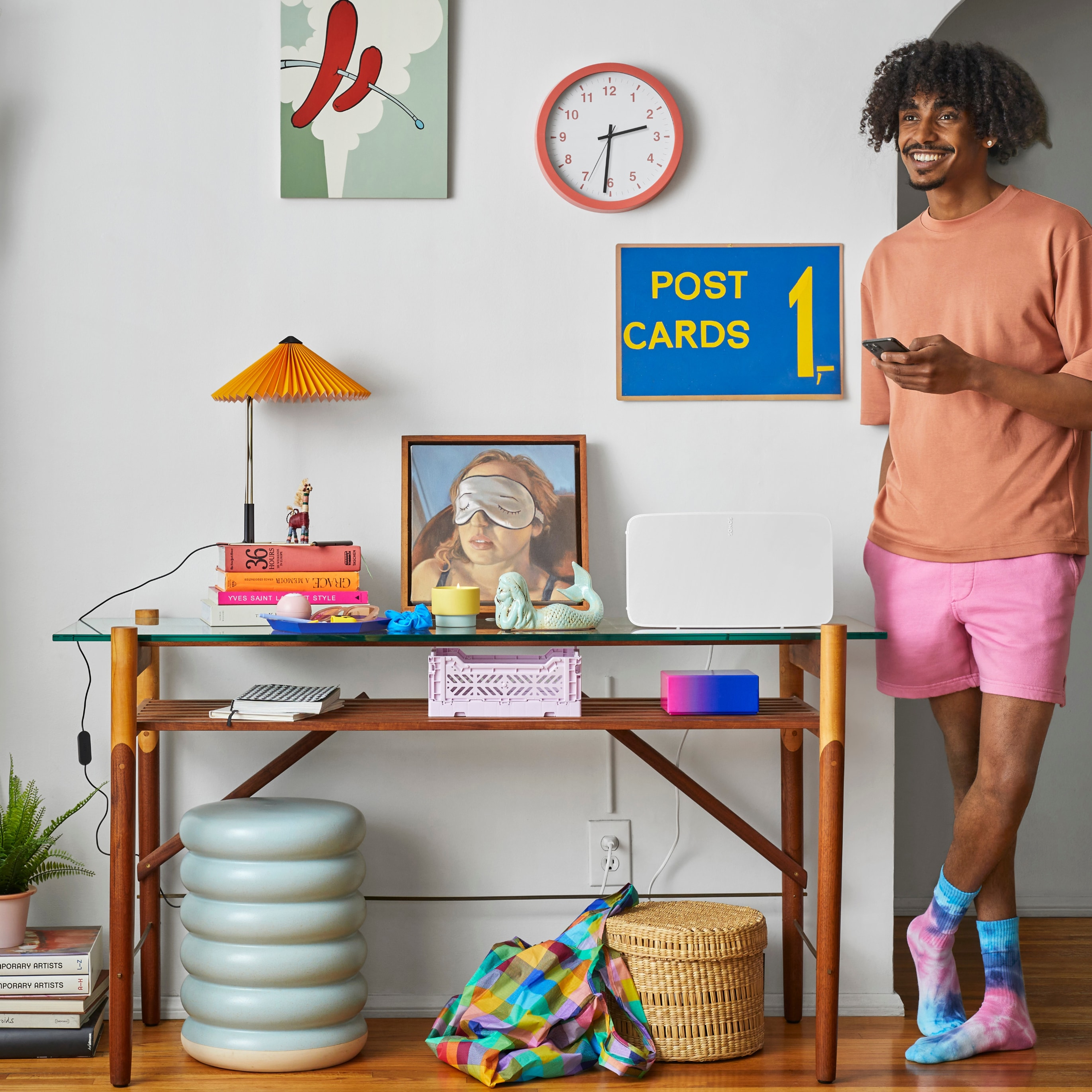 Utilisateur contrôlant son système Sonos depuis son iPhone