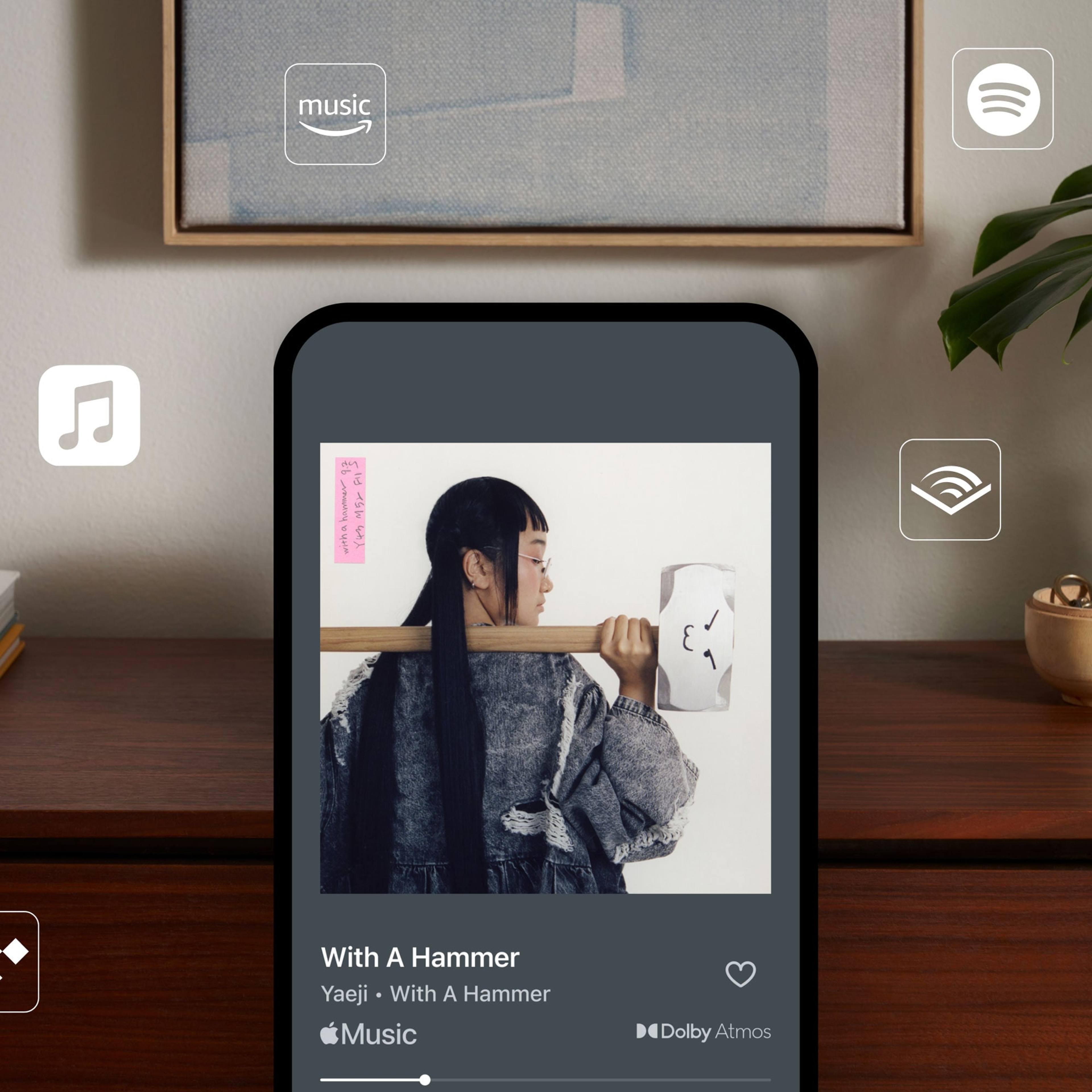 Telefon odtwarzający treści z Apple Music z logo różnych serwisów streamingowych
