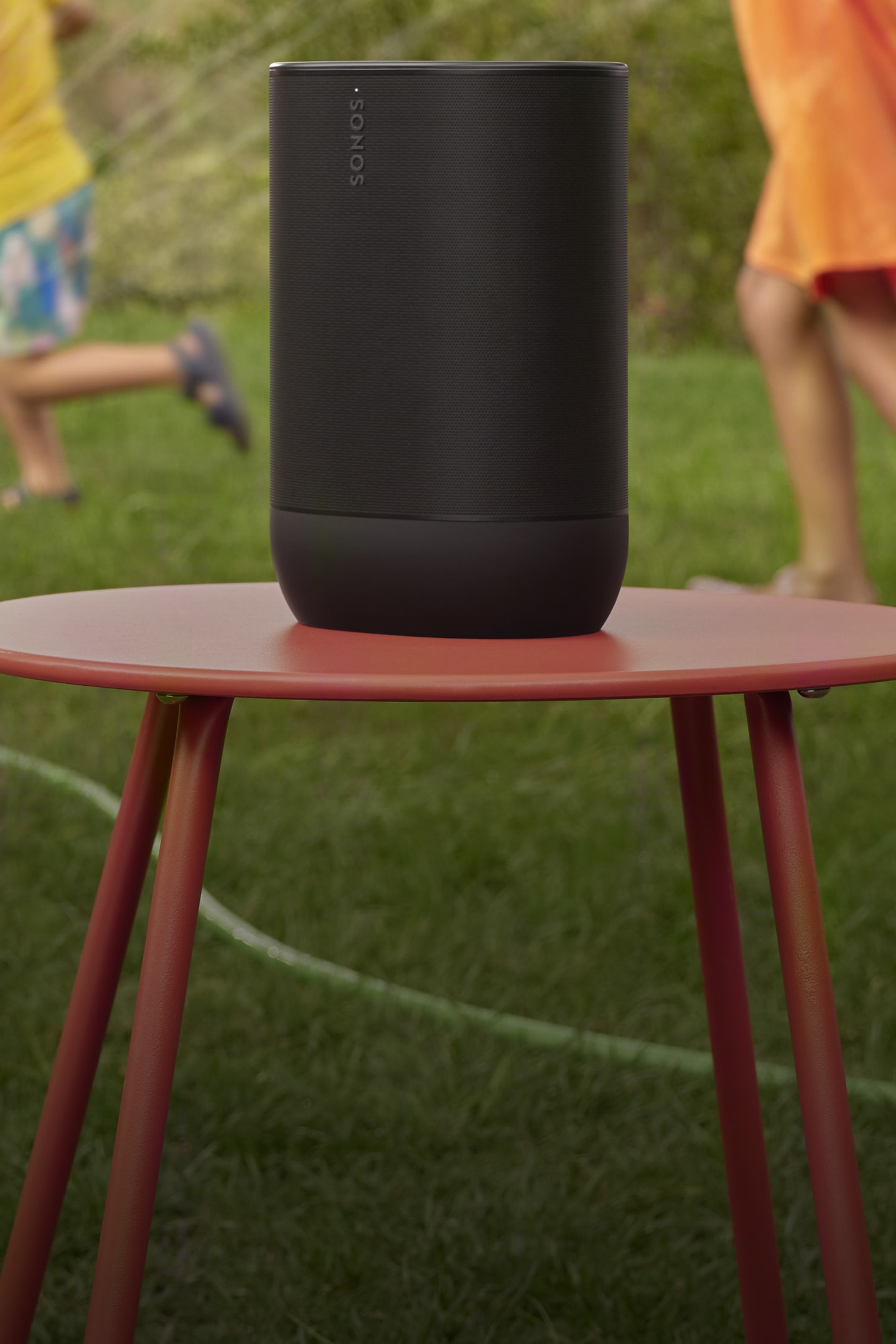 Primo piano di Move 2 nero su un supporto all’aperto