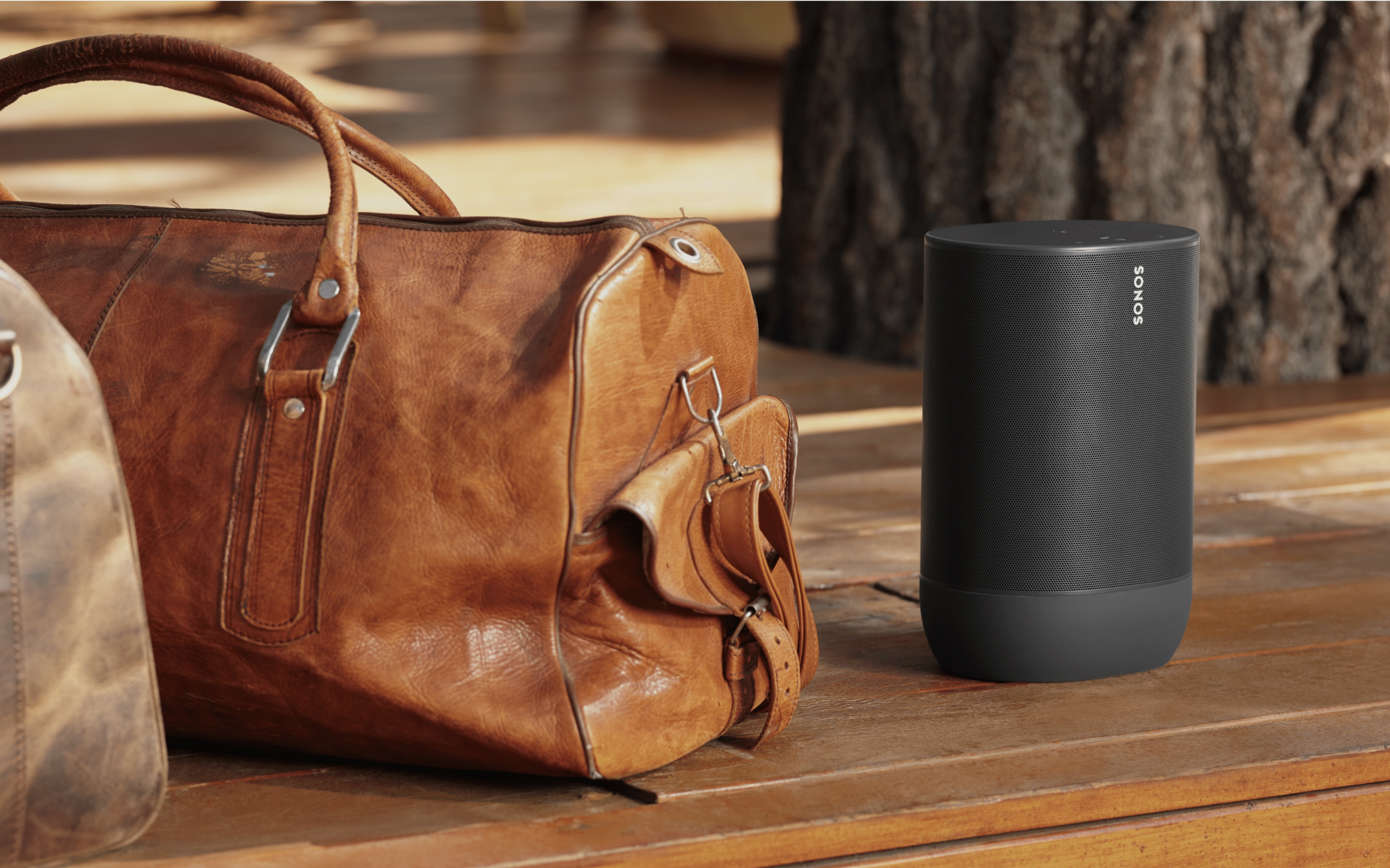 Move en negro junto a un bolso
