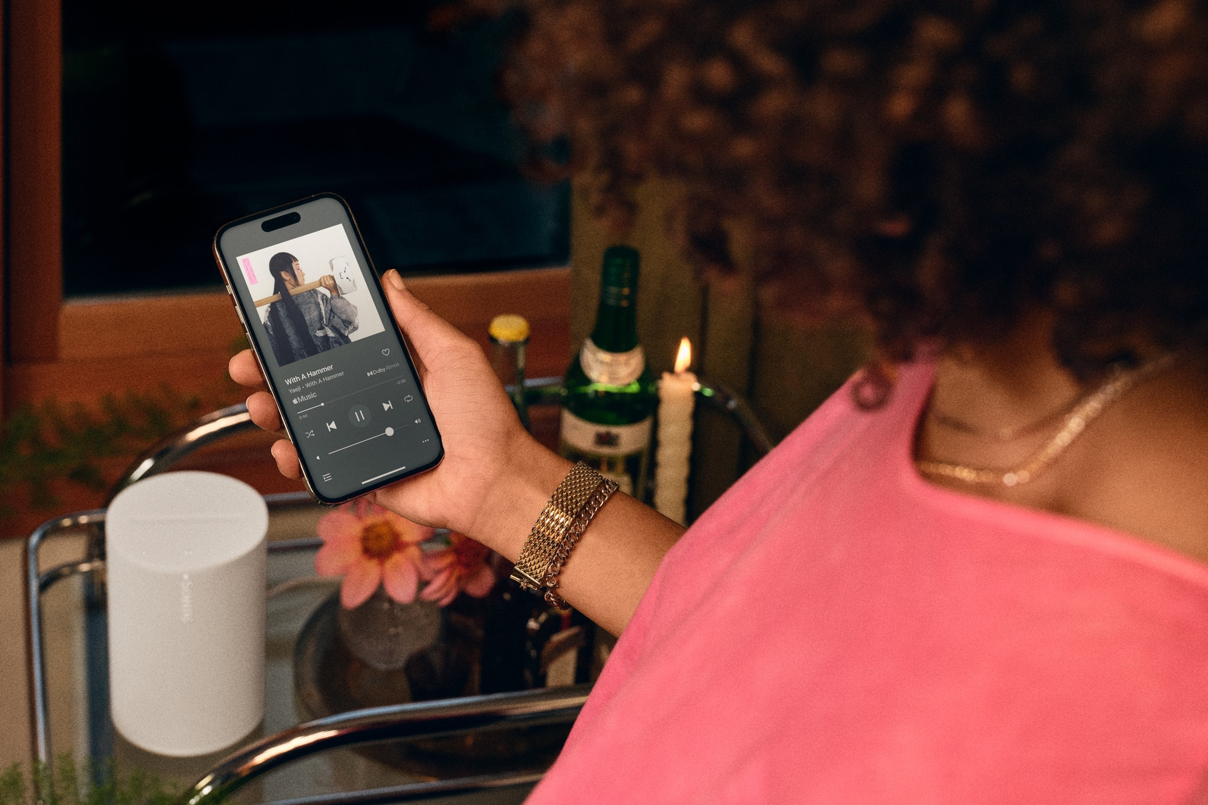 En bruker som ser på skjermen Spiller nå i Sonos-appen