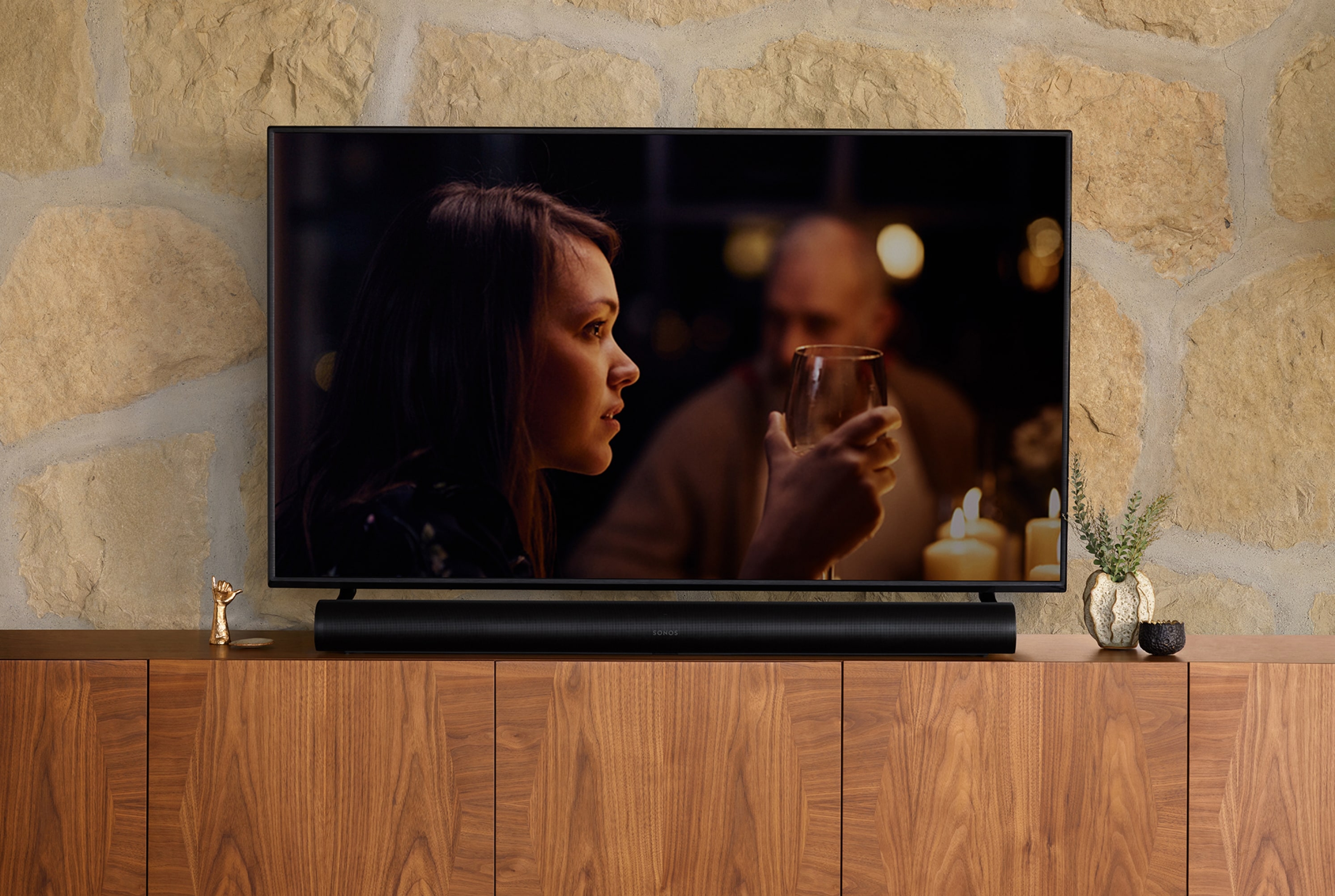 Sonos Arc en negro y televisor sobre un mueble para TV